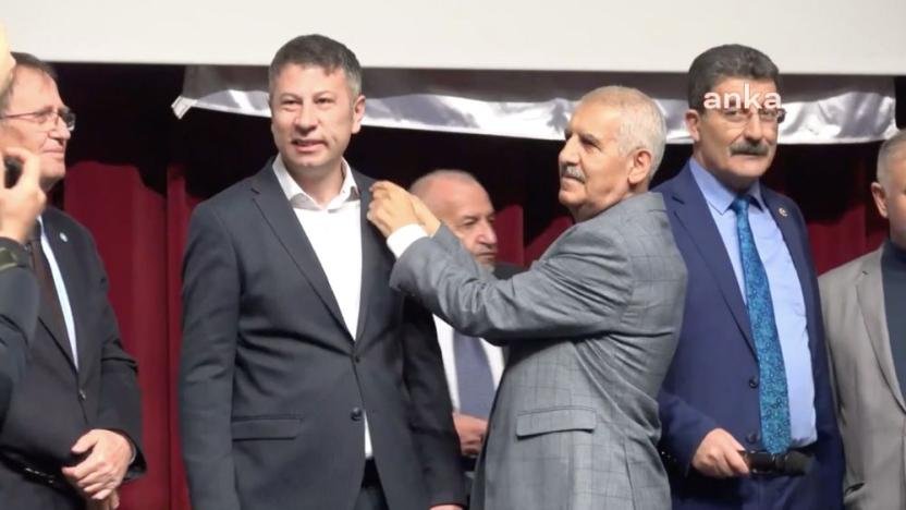 Aksaray’da Zafer Partisi Eski İl Başkanı Resul Karaüzüm, 60 Kişilik Bir Grupla İYİ Parti’ye Katıldı Aksaray’da üç buçuk ay önce Zafer Partisi’nden ayrılan eski İl