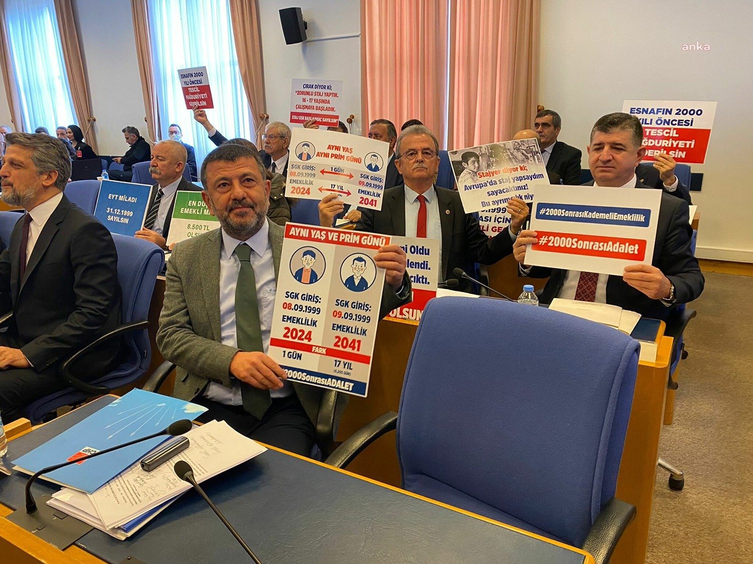 SGK: Düzenleme Yürürlüğe Girdiğinde 2,2 Milyon EYT’li Hemen Emekli Olabilecek Sosyal Güvenlik Kurumu’nun (SGK) emeklilikte yaşa takılanlarla (EYT) ilgili kanun