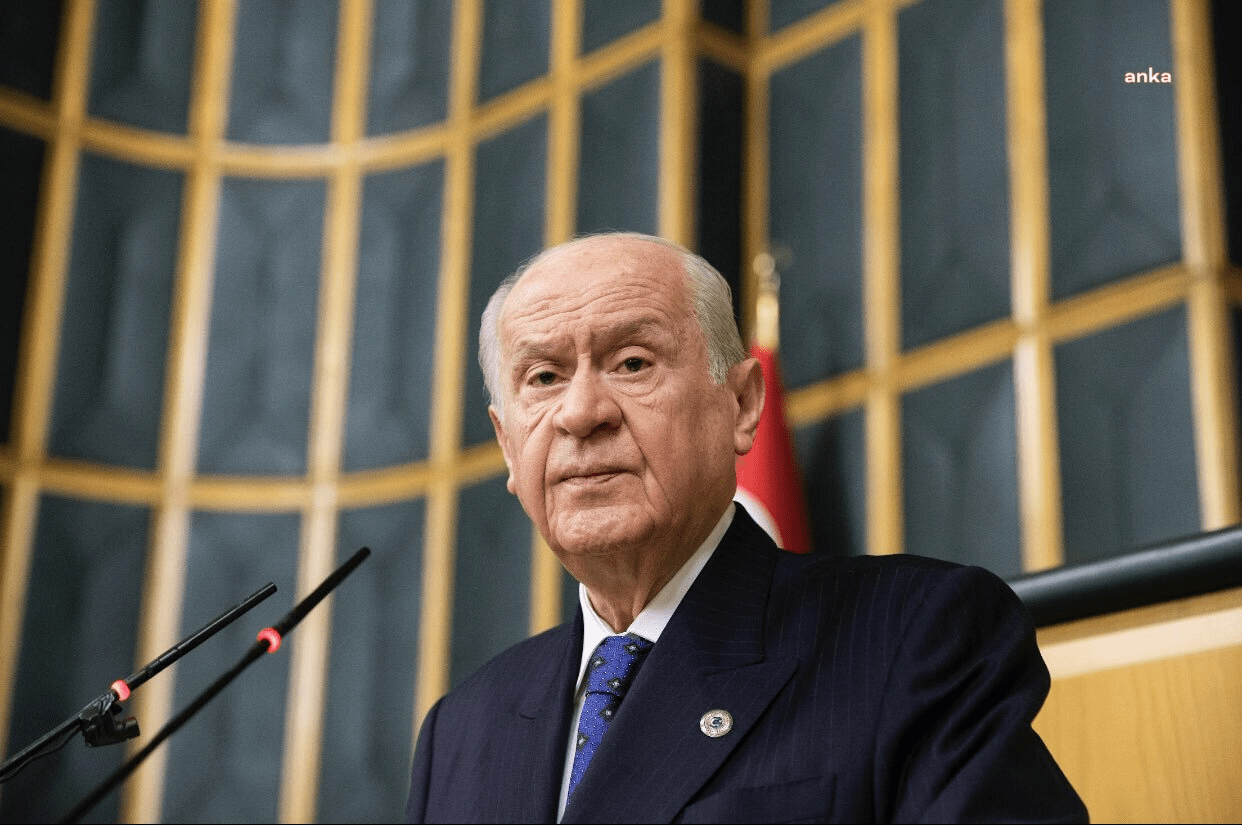 MHP Genel Başkanı Devlet Bahçeli, Beşiktaş-Antalyaspor maçında “Hükümet istifa” sloganı