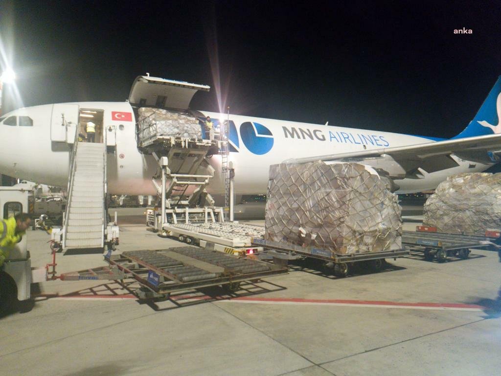 Türk Eczacıları Birliği’nin depremin hemen ardından hızla bölgede kurduğu Tır