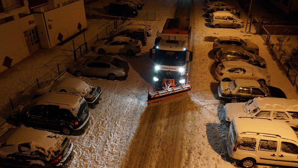 Başkan Turgut Altınok’tan Sabaha Kadar Kar Denetimi Keçiören Belediye Başkanı Turgut Altınok, ilçede hâkim olan kar yağışının