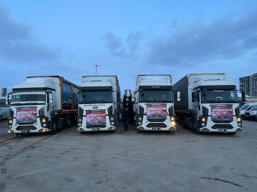 Keçiören’deki Yardım Seferberliğinde 45 TIR Gönderildi Keçiören Belediyesi tarafından depremzedelere yönelik başlatılan yardım kampanyası seferberliğe dönüştü.