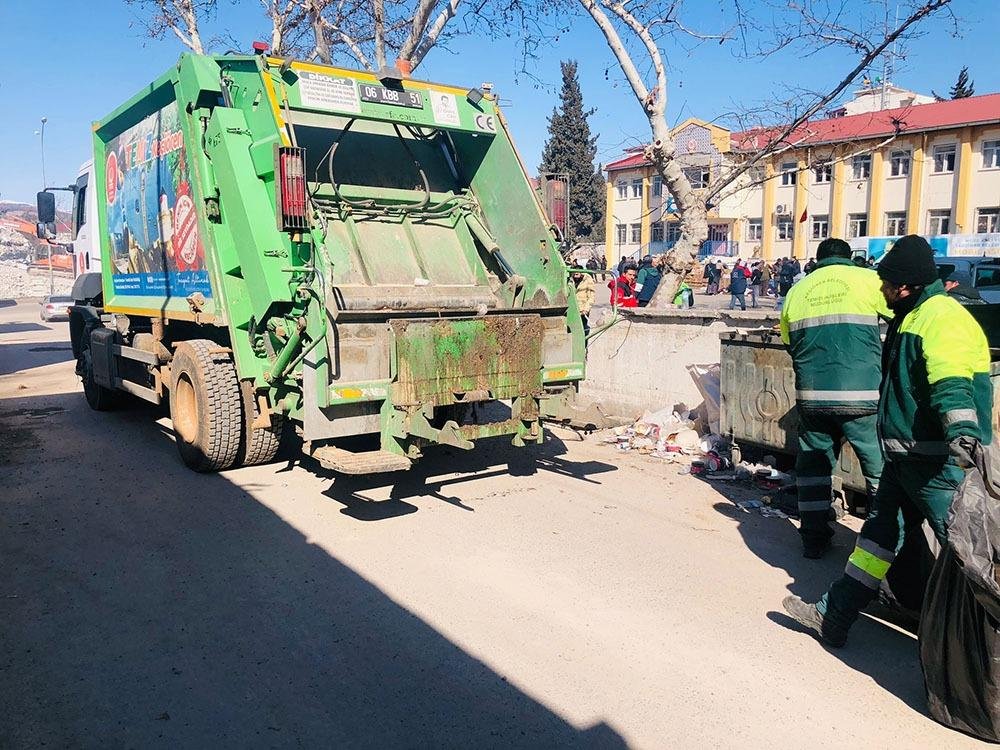 Keçiören Belediyesi Deprem Bölgesindeki Çöpleri Topluyor Keçiören Belediyesi, deprem bölgelerinde sorun olarak gündeme gelen çöp probleminin