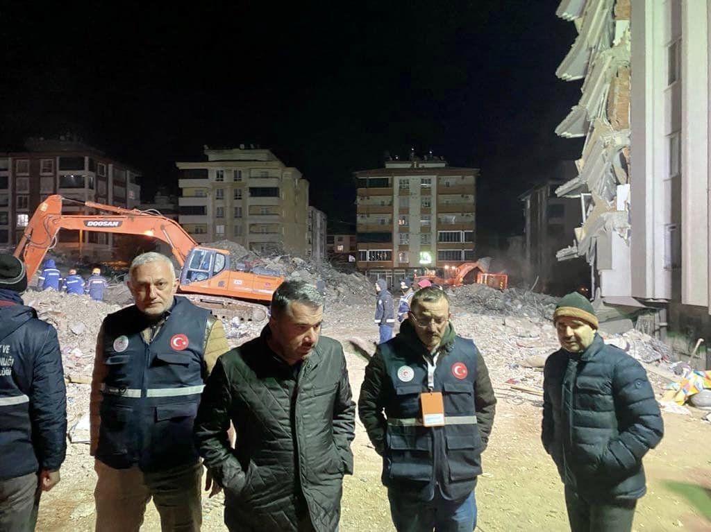 Depremin ilk anından itibaren belediyenin tüm ekip ve ekipmanlarını bölgeleye