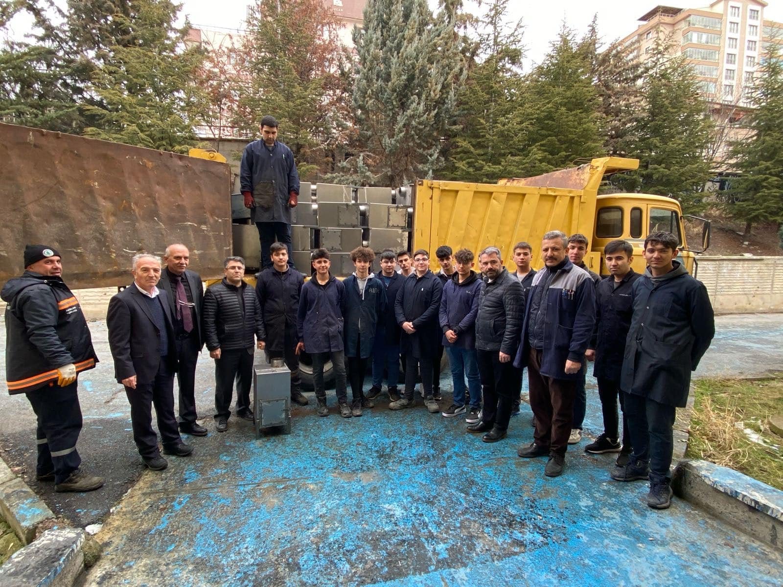 Pursaklar Tek Yürek Tek Bilek Depremin ilk anından itibaren tüm güçlerini deprem bölgesine sevk eden