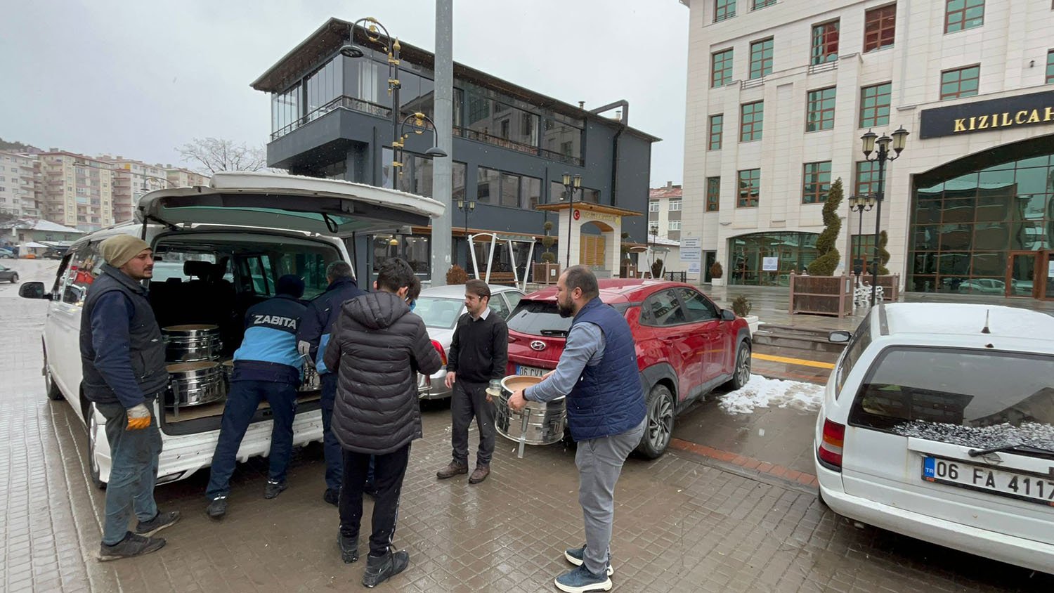 Kızılcahamam’da Vatandaşlar Depremzedeler İçin Seferber Oldu Kahramanmaraş'ın Pazarcık ilçesi merkezli gerçekleşen 7.7 büyüklüğündeki depremin ardından Kızılcahamam