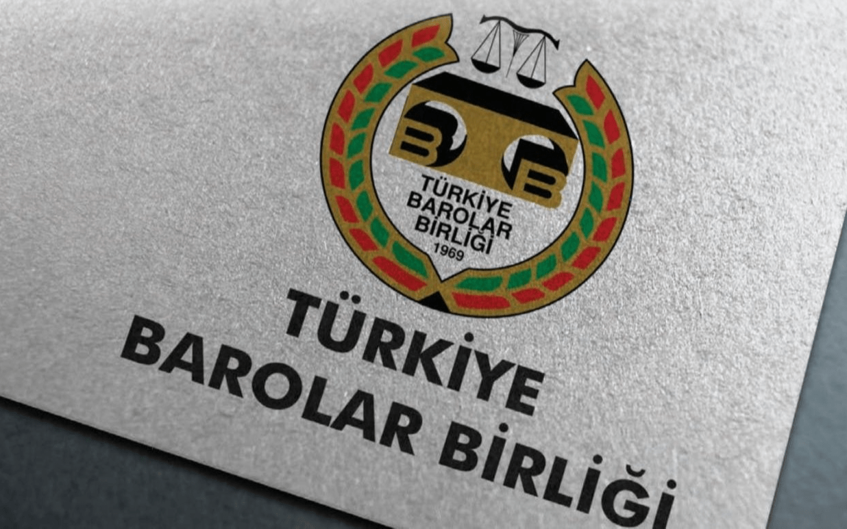 Türkiye Barolar Birliği: “Türk Medeni Kanunu’nun 129. Maddesi Uyarınca Evlat Edinen İle Evlatlık ve Onun Çocukları Arasında Evlenme Yasaktır” Türkiye Barolar Birliği (TBB), “Türk Medeni Kanunu’nun 129. maddesi uyarınca
