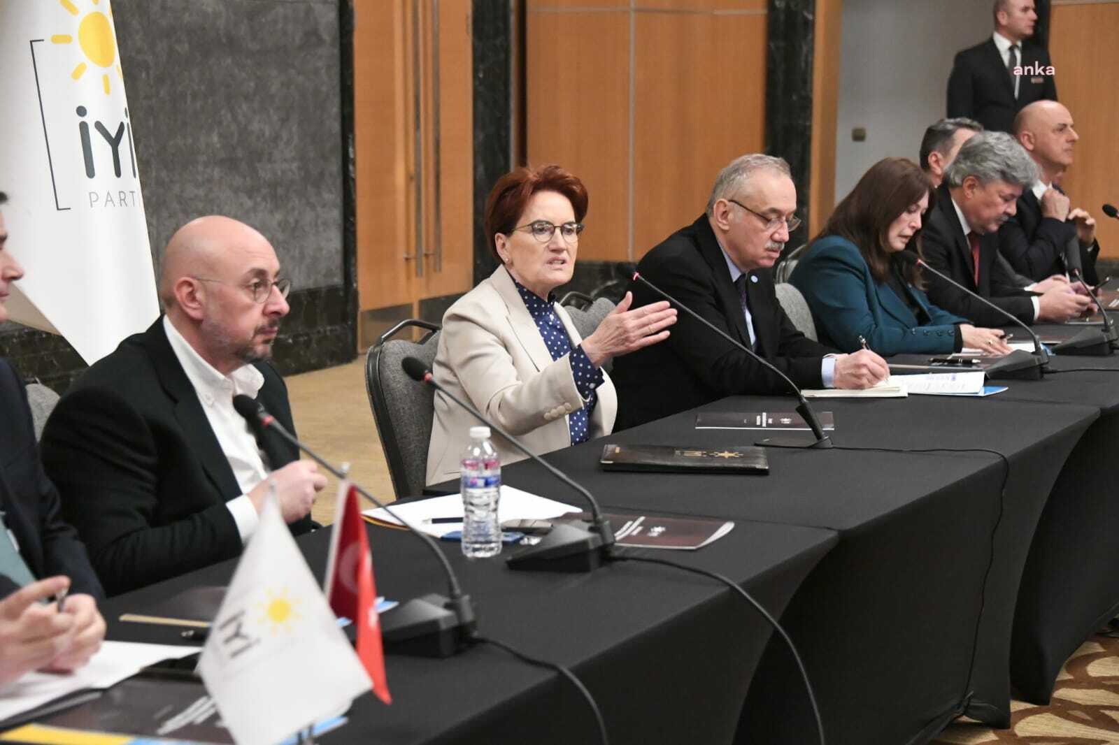 İYİ Parti Genel Başkanı Meral Akşener, deprem bölgesinde görev yapan
