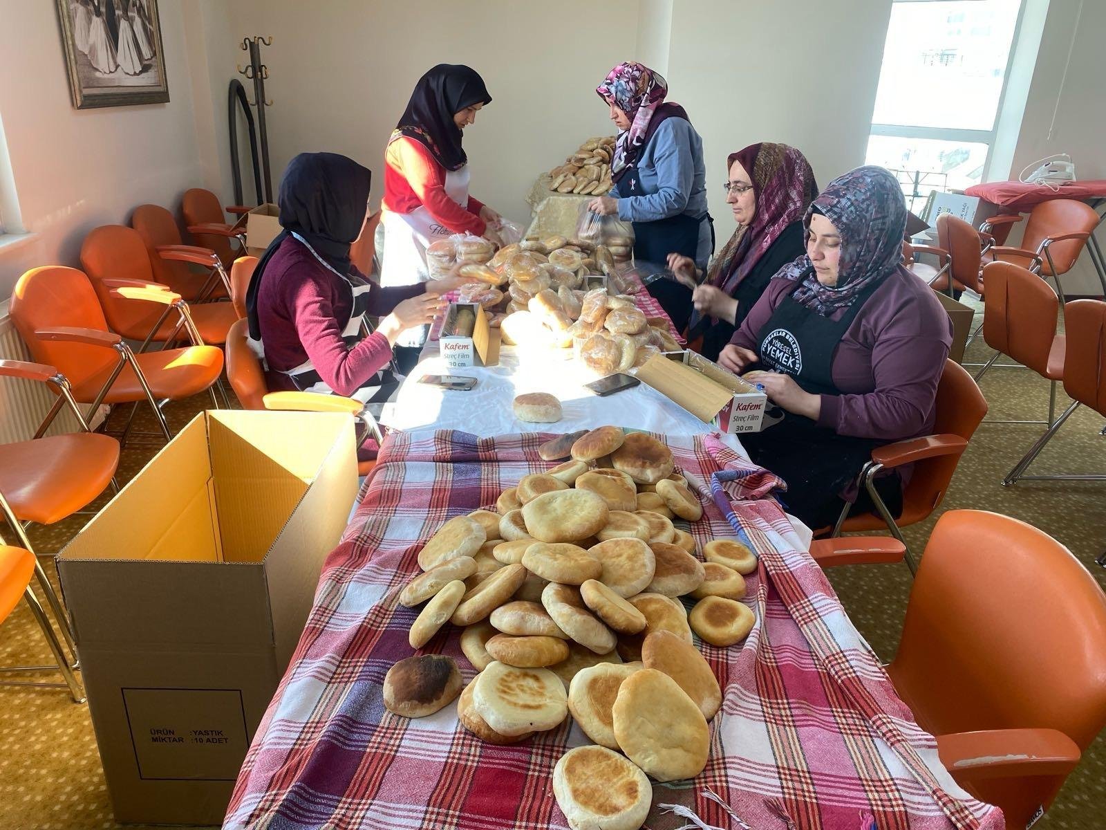 Pursaklar’ın Nene Hatunlarından Deprem Bölgelerine Yardım Eli Pursaklar’ın vefakâr kadınları, Mahalle Konaklarında, Hanım Evlerinde, köy fırınlarında deprem