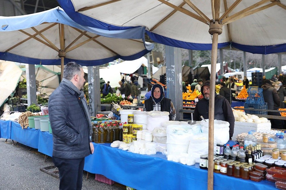Ertuğrul Başkandan Hem Denetim Hem Alışveriş Pursaklar Belediye Başkanı Ertuğrul Çetin, Pazarcı esnafıyla ve alışveriş yapan
