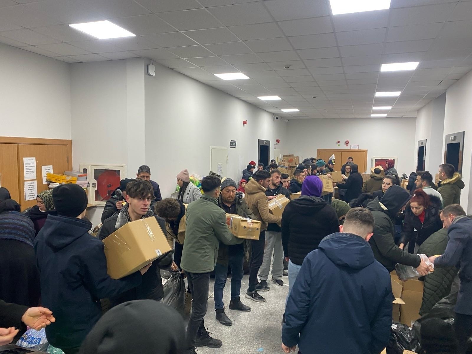 Pursaklar’ın Kalbi Deprem Bölgelerinde Atıyor Pursaklar’da on binlerce vatandaş, Pursaklar Belediyesi ve Pursaklar Kaymakamlığınca depremzedeler