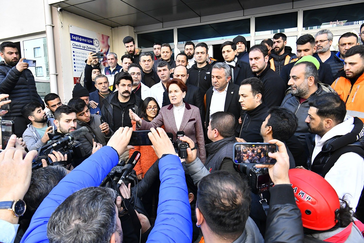 Meral Akşener, Depremde Ailesini Kaybeden 15 Yaşındaki Muhammed Mustafa’nın Velisi Oldu İYİ Parti Genel Başkanı Meral Akşener, Osmaniye’de yaralı depremzedeleri hastanede