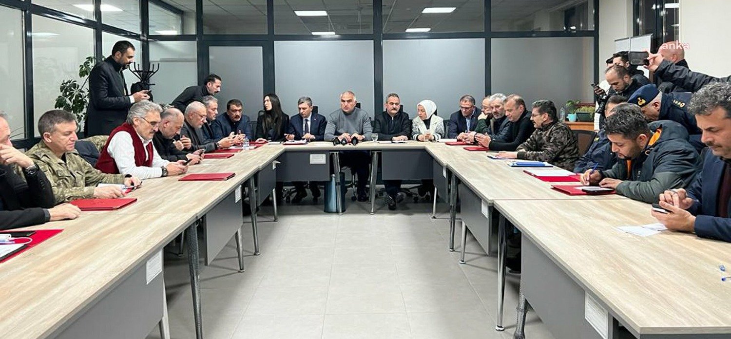 Deprem Bölgesindeki 10 İlin Tamamında Eğitim Öğretime İki Hafta Ara Verildi Milli Eğitim Bakanı Mahmut Özer, deprem bölgesindeki 10 ilde eğitim