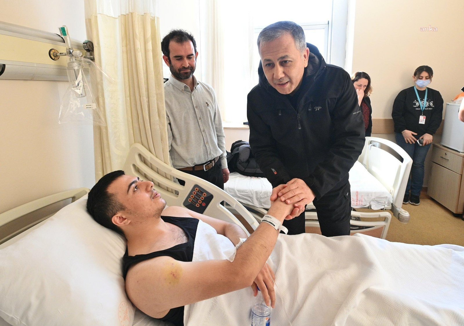 İstanbul Valisi Ali Yerlikaya, Kahramanmaraş merkezli depremlerin ardından enkazdan kurtarılıp