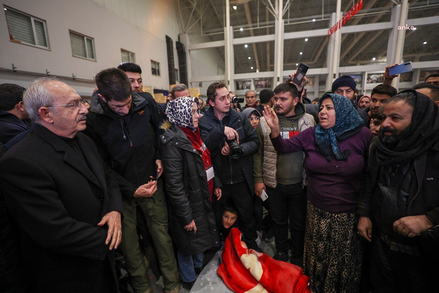 CHP Genel Başkanı Kemal Kılıçdaroğlu, Şanlıurfa’da depremzedelerle barındıkları yerlerde bir