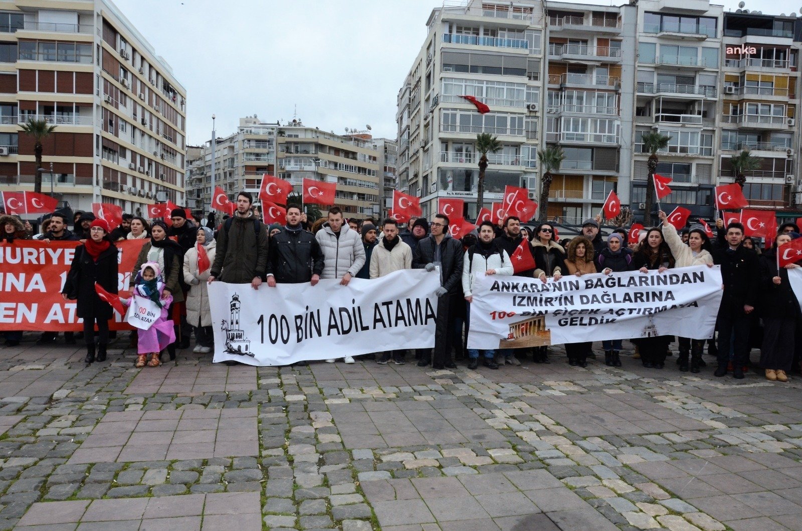 Atanamayan Öğretmenler Hükümete İzmir’den Seslendi: “100. Yıla 100 Bin Atama İstiyoruz” Yıllardır atama bekleyen öğretmenler, İzmir ve Van’da eş zamanlı “Doğudan