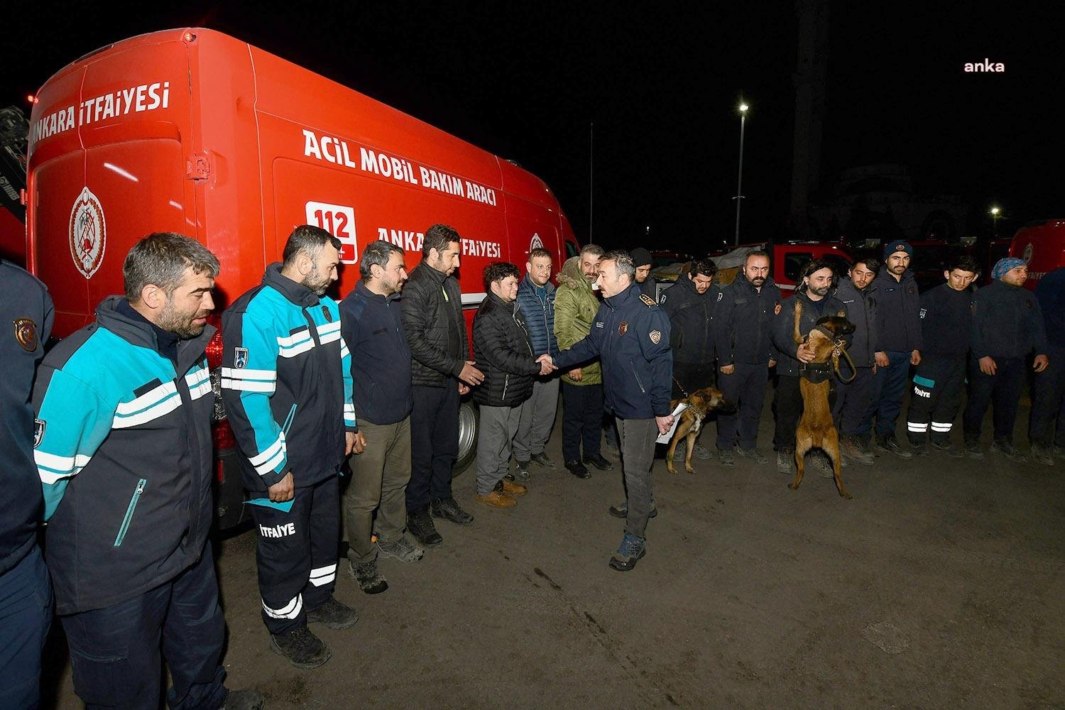 Arama-kurtarma çalışmalarına katılmak üzere deprem bölgesine giden Ankara Büyükşehir Belediyesi