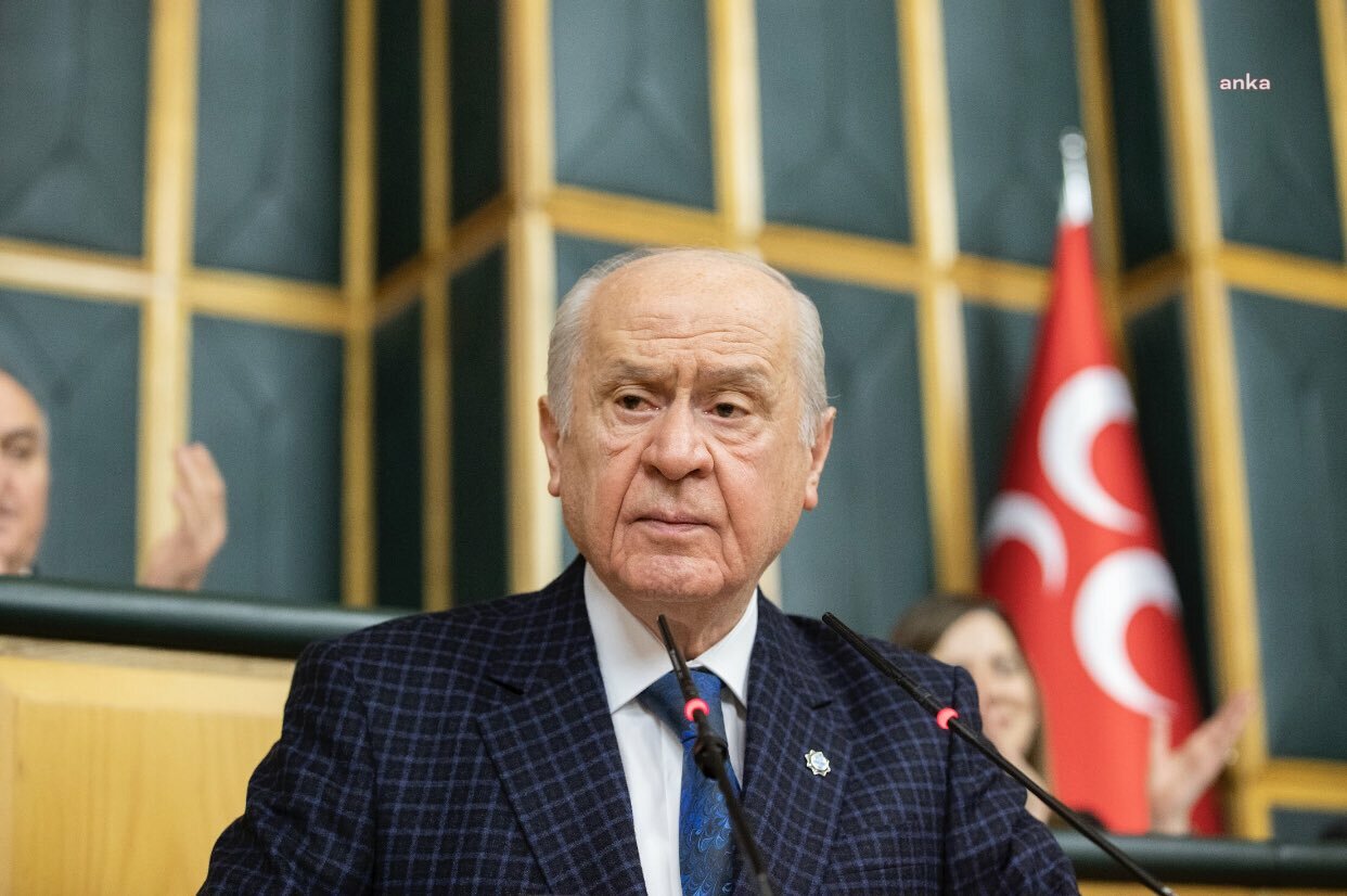 Bahçeli: “Sayın Recep Tayyip Erdoğan, Cumhurbaşkanlığı Hükümet Sistemi’ndeki Görev, Yetki ve Sorumluluklarıyla Sadece Bir Dönem Seçilmiştir. İkinci Dönem İçin Cumhurbaşkanı Adaylığı da Tartışmasızdır” MHP Genel Başkanı Devlet Bahçeli, “Cumhurbaşkanı’nın adaylığına ilişkin düzenlemeyi dar