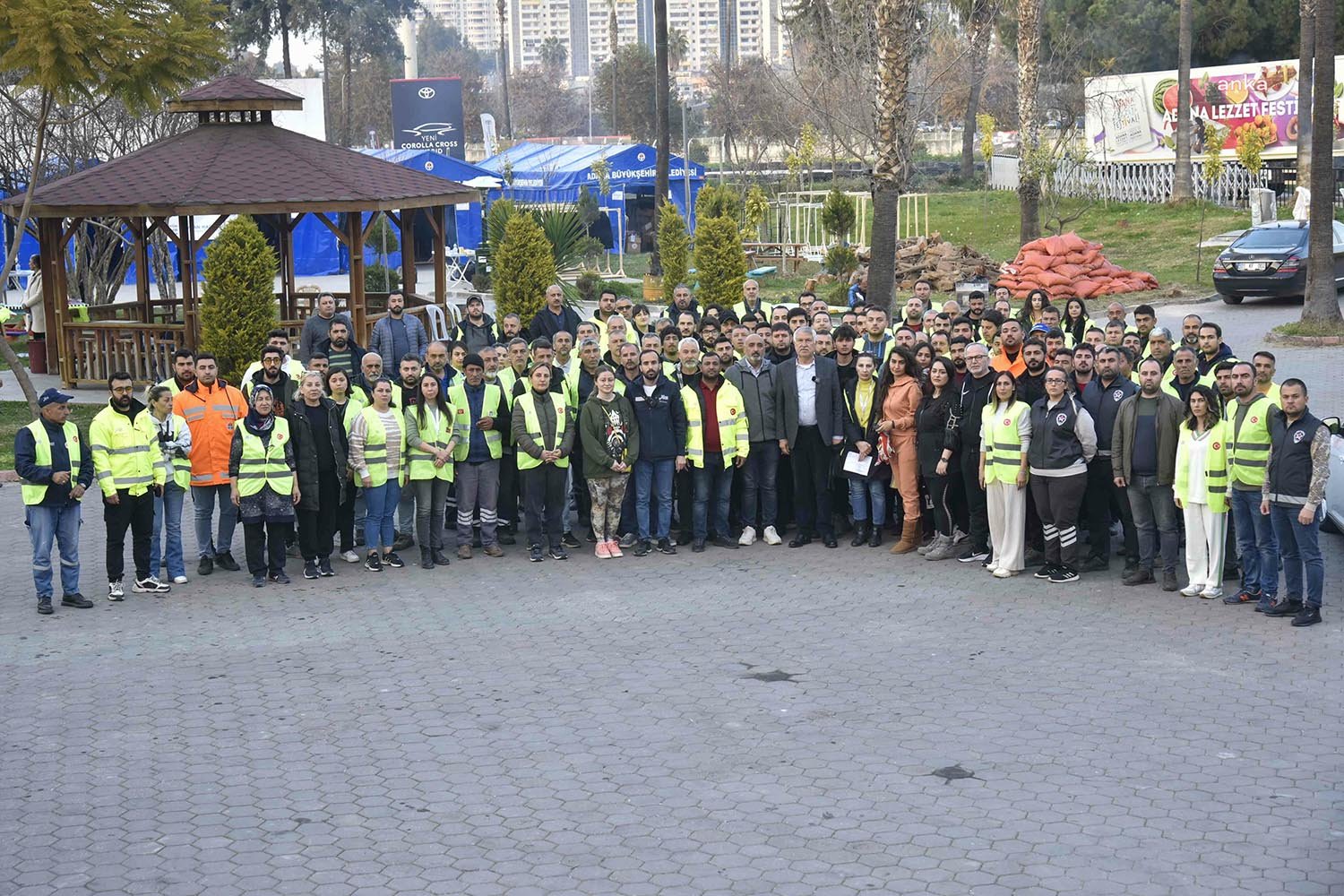 Adana Büyükşehir Belediye Başkanı Zeydan Karalar, depremzedeler için bağışlanan yardımların