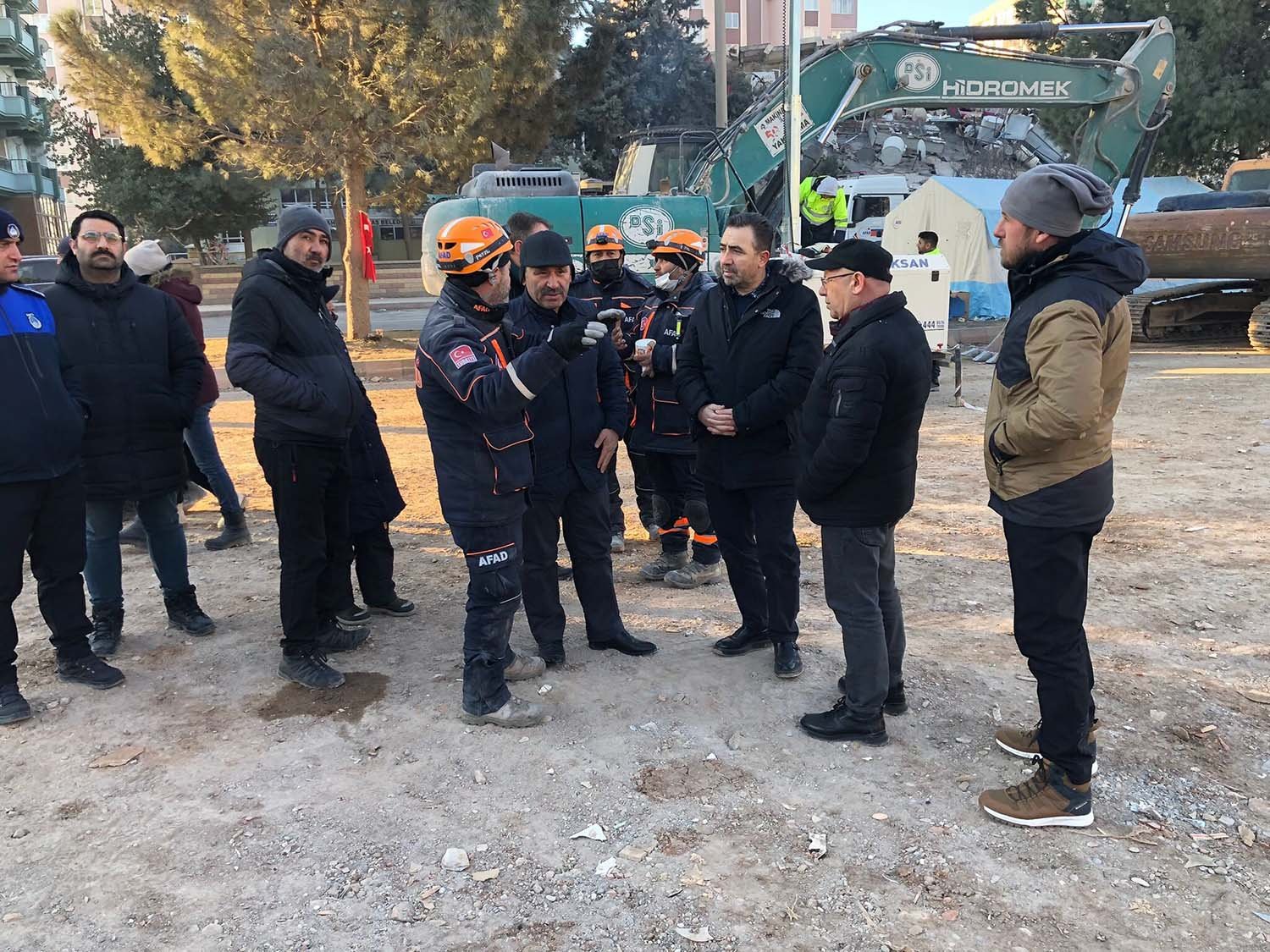 Etimesgut Belediye Başkanı Enver Demirel deprem bölgesini giderek incelemelerde bulundu.
Kahramanmaraş’ta