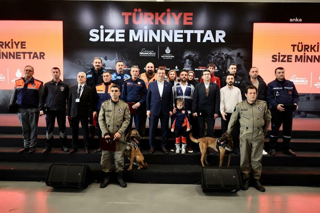 Deprem Bölgesinde Çalışan 2 Bin 800 Belediye Personeli İle Buluşan İmamoğlu: Hiçbirini, Hiçbir Anında Yalnız Bırakmayacağız İstanbul Büyükşehir Belediye (İBB) Başkanı Ekrem İmamoğlu, ilk günden itibaren