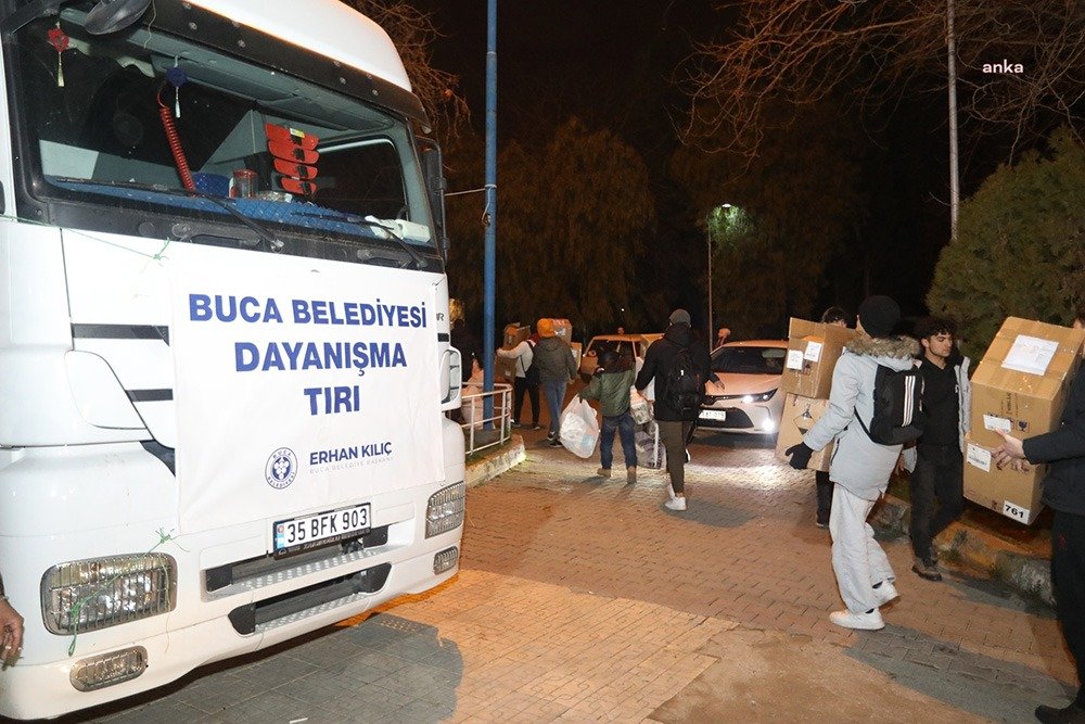 Buca’dan 5 TIR Yardım Daha Deprem Bölgesine Gönderildi Kahramanmaraş merkezli meydana gelen ve 10 ili vuran iki büyük