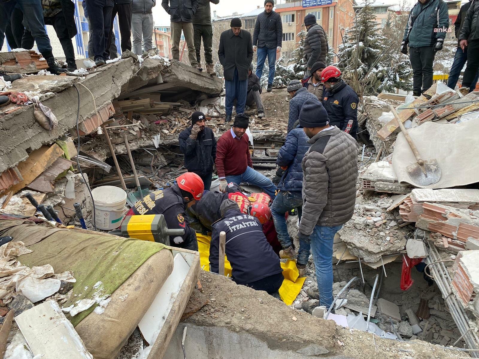 Aydın Büyükşehir Belediyesi’nin Arama Kurtarma Ekipleri Deprem Bölgesinde Çalışmalara Başladı Aydın Büyükşehir Belediyesi’nin Kahramanmaraş’ta dün meydana gelen ve çevre illeri