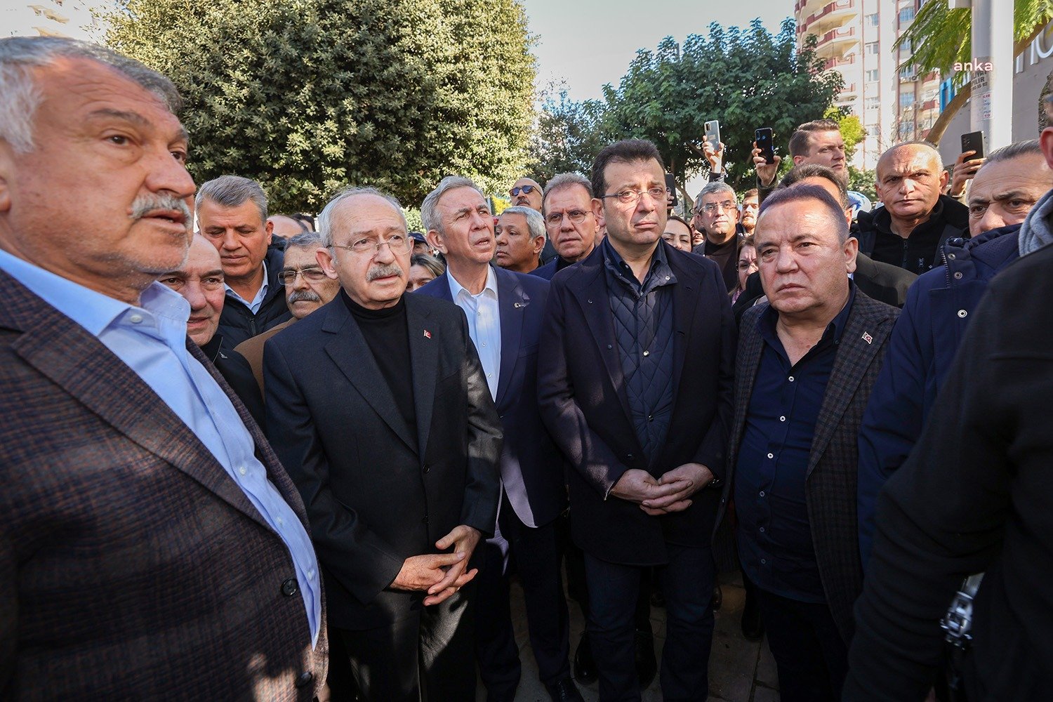 Kılıçdaroğlu, Adana’da Afet Bölgesini Ziyaret Etti, Arama Kurtarma Ekibinden Bilgi Aldı CHP Genel Başkanı Kemal Kılıçdaroğlu, deprem felaketinden etkilenen Adana’yı ziyaret