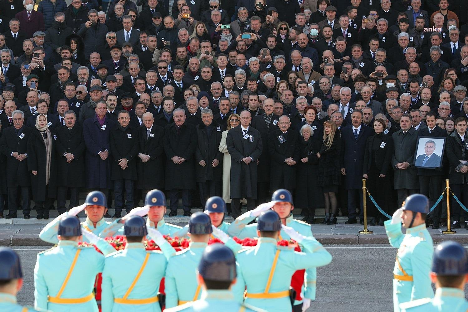 Önceki CHP Genel Başkanı Deniz Baykal İçin TBMM’de Tören Düzenlendi Önceki CHP Genel Başkanı Deniz Baykal için TBMM’de tören düzenlendi.