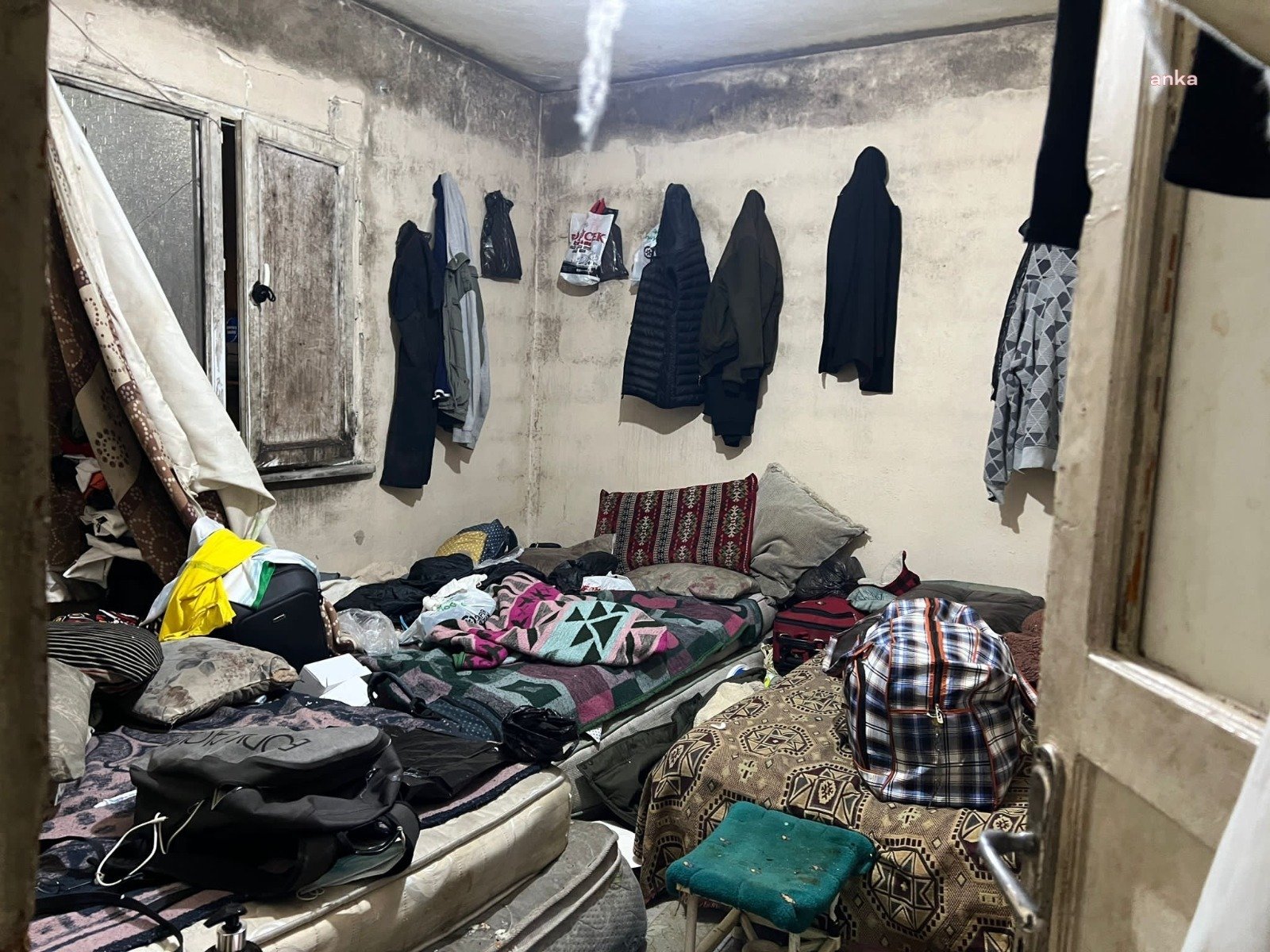 İstanbul’da Kaçak Göçmenlere Evlerini Kiraladığı İddia Edilen 10 Ev Sahibine 241 Bin Lira Ceza Kesildi İstanbul'da, kaçak göçmenlere evlerini kiraladıkları iddia edilen kişilere yönelik operasyonlarda,