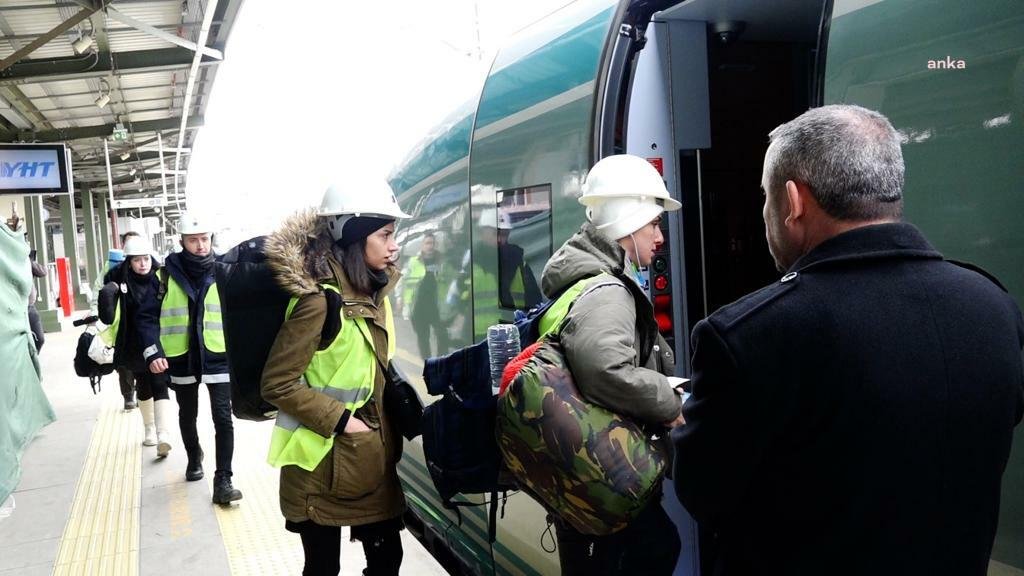 İstanbul Valisi Ali Yerlikaya, Kahramanmaraş merkezli depremler nedeniyle yıkıma uğrayan