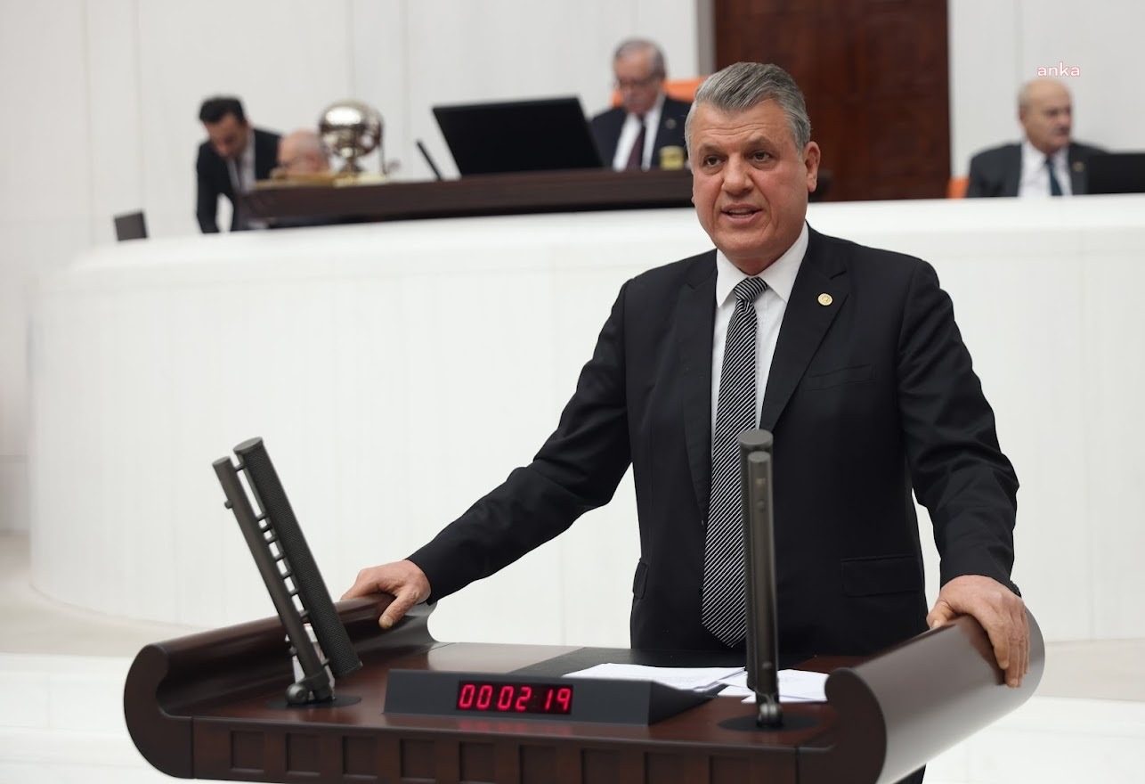 CHP Adana Milletvekili Ayhan Barut, masanın üzerine koyduğu birer litrelik