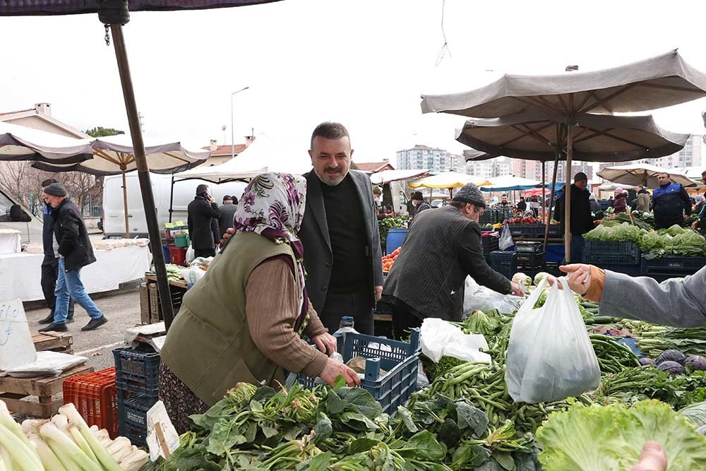 Vatandaştan Başkan Murat Ercan’a Ücretsiz Servis Araçları İçin Teşekkür Sincan Belediye Başkanı Murat Ercan, sık sık pazar ziyaretleri yaparak