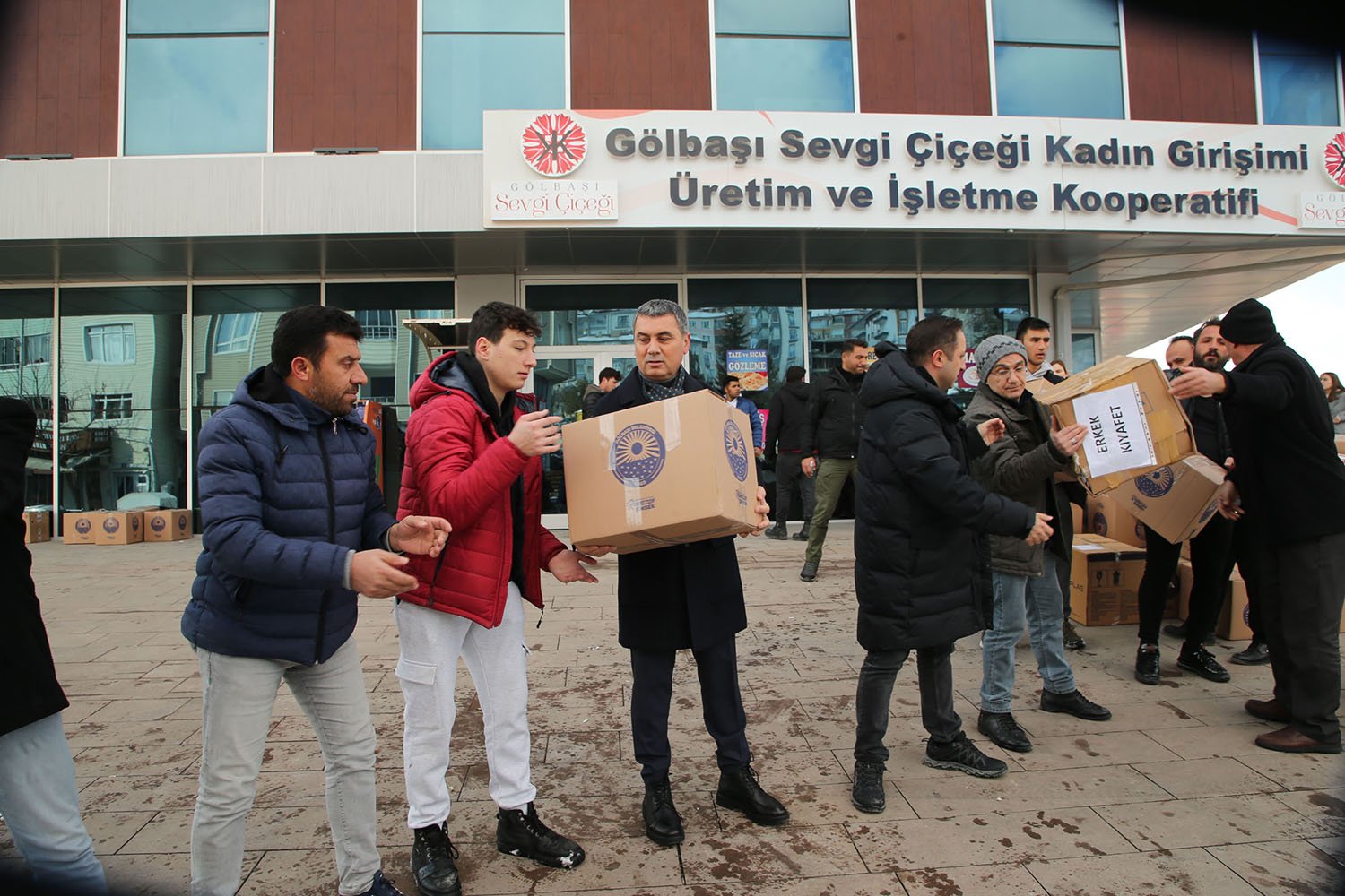 Gölbaşı Belediye Başkanı Ramazan Şimşek, Deprem Bölgesine Yardım Çalışmalarını Kriz Masasından Yönetmeye Devam Ediyor, Vatandaşlara Önemli Çağrı Kaymakamlıkla koordineli şekilde vatandaşların da destek olduğu ilk tır daha