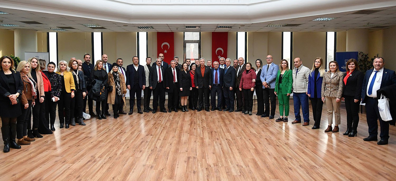 Mansur Yavaş Muhtarları Dinlemeye Devam Ediyor: Bu Kez Etimesgutlu Muhtarlarla Buluştu Etimesgutlu muhtarlar ile bir araya gelerek, talep ve sorunlarını dinleyen Ankara Büyükşehir Belediye