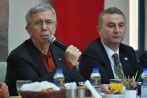 mansur-yavas-muhtarlari-dinlemeye-devam-ediyor-bu-kez-etimesgutlu-muhtarlarla-bulustu