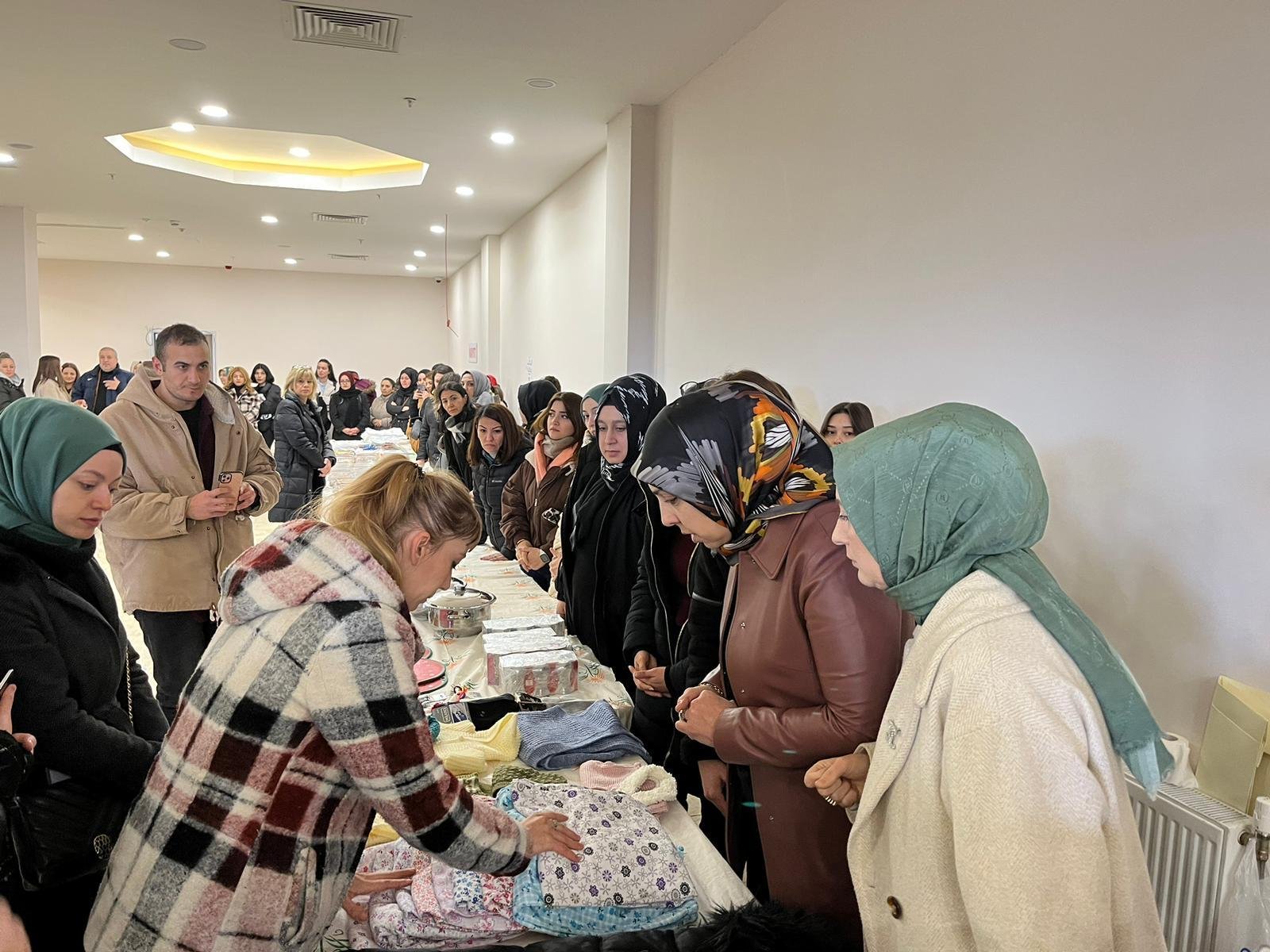 Sincan Belediyesinden Depremzede Ailelere Kadın Dayanışması Sincan Belediye Başkanı Murat Ercan deprem bölgesinde çalışmalar yürütürken eşi