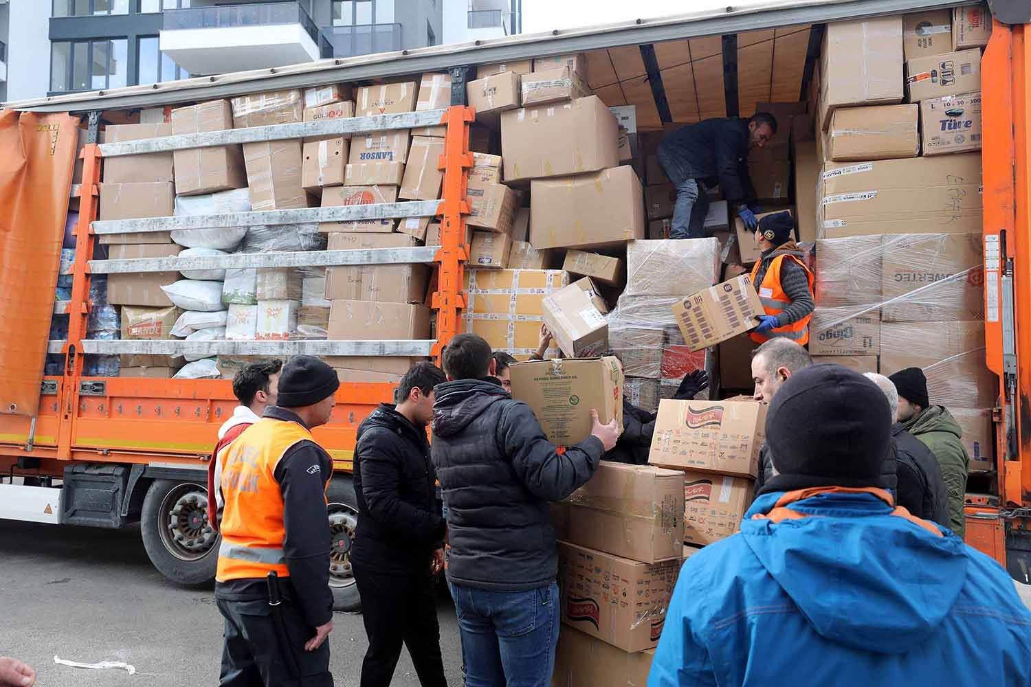 Deprem Bölgelerine Yardım Çığ Gibi Büyüyor Kahramanmaraş merkezli ve 10 ilde büyük yıkıma sebep olan depremin