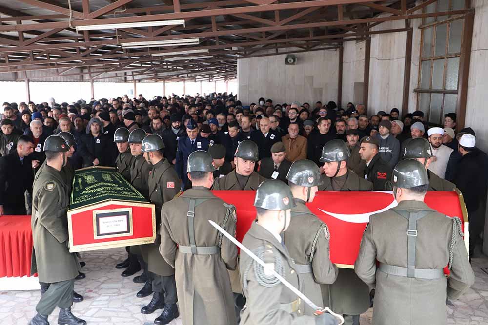 Depremin etkilediği illerden olan Gaziantep’in İslahiye ilçesinde Topçu Uzman Çavuş