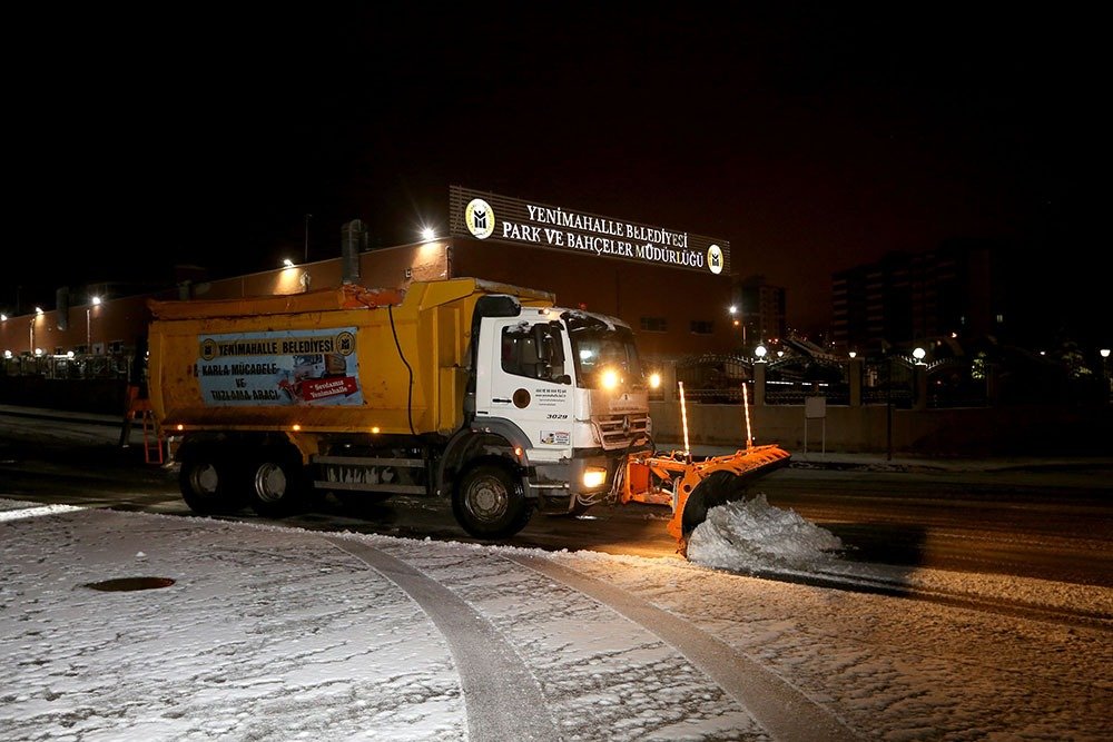Yenimahalle’de karla mücadele mesaisi Yenimahalle Belediyesi, Ankara’da akşam saatlerinde başlayan kar yağışı ile birlikte
