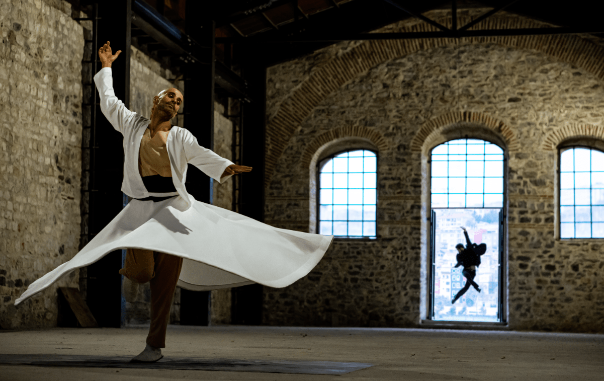 Dans, performans, fotoğraf, kamera ve dijital estetik alanlarında çalışan çok