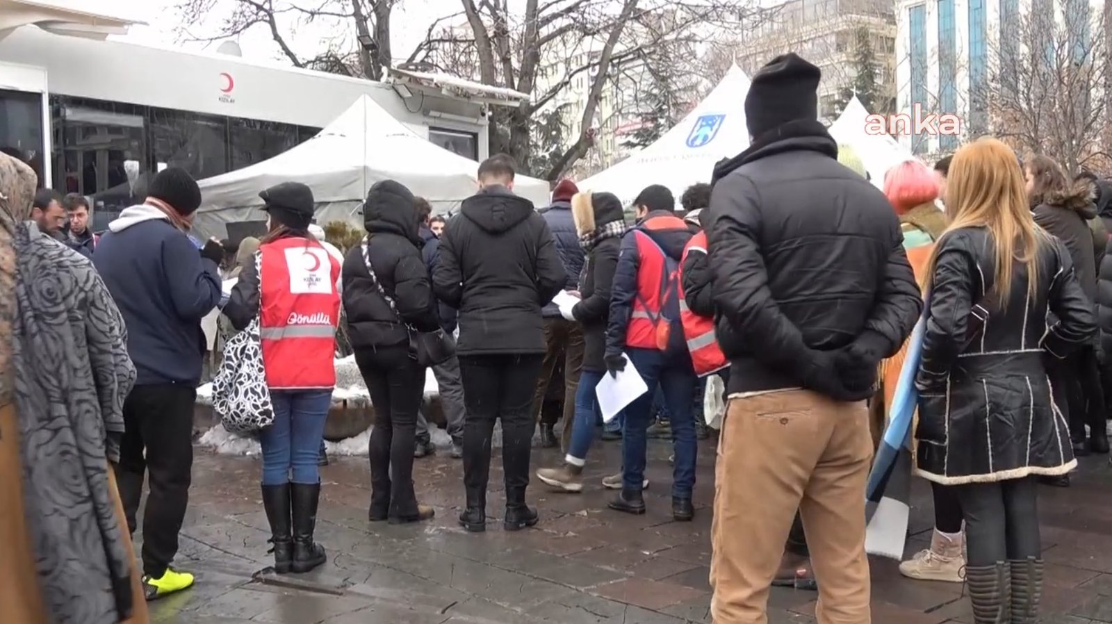 Vatandaşlar Deprem Bölgesine Kan Bağışı İçin Seferber Oldu Kahramanmaraş merkezli 7,7 büyüklüğündeki depremin ardından vatandaşlar deprem bölgelerine iletilmek