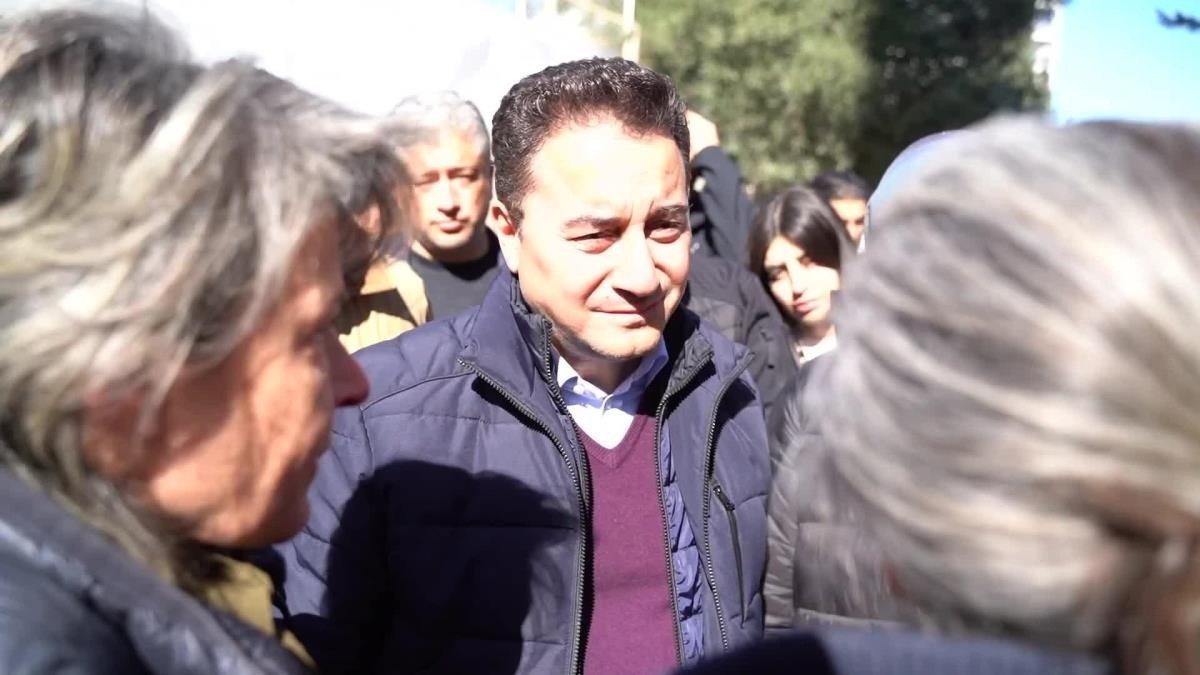 DEVA Partisi Genel Başkanı Babacan’ın Adana’da Dinlediği Depremzede: “Birlikte Olmamız Lazım. Ama olamıyoruz. Hala bir düzen yok. Kin, Nefret Doluyuz” Demokrasi ve Atılım (DEVA) Partisi Genel Başkanı Ali Babacan’ın, Adana’da