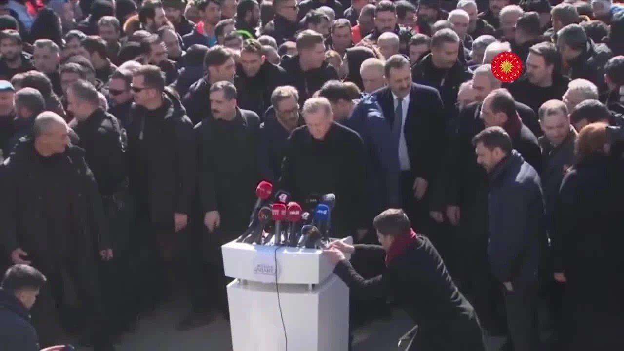 Cumhurbaşkanı Erdoğan: Hayatını Kaybeden Vatandaşlarımızın Sayısı Toplamda 14 Bin 14’e Ulaştı. Yaralılarımızın Sayısı İse 63 Bin 794 Cumhurbaşkanı Recep Tayyip Erdoğan, Gaziantep’te; “Son tespitlere göre depremin yol