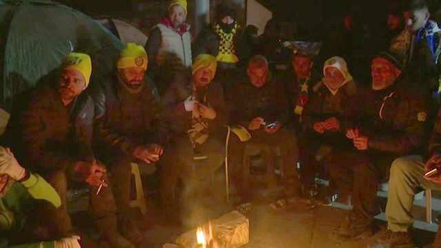 Ankaragücü’nün taraftar grubu Gecekondu, topladığı yardımlarla birlikte Hatay’a geldi. Depremzedelere