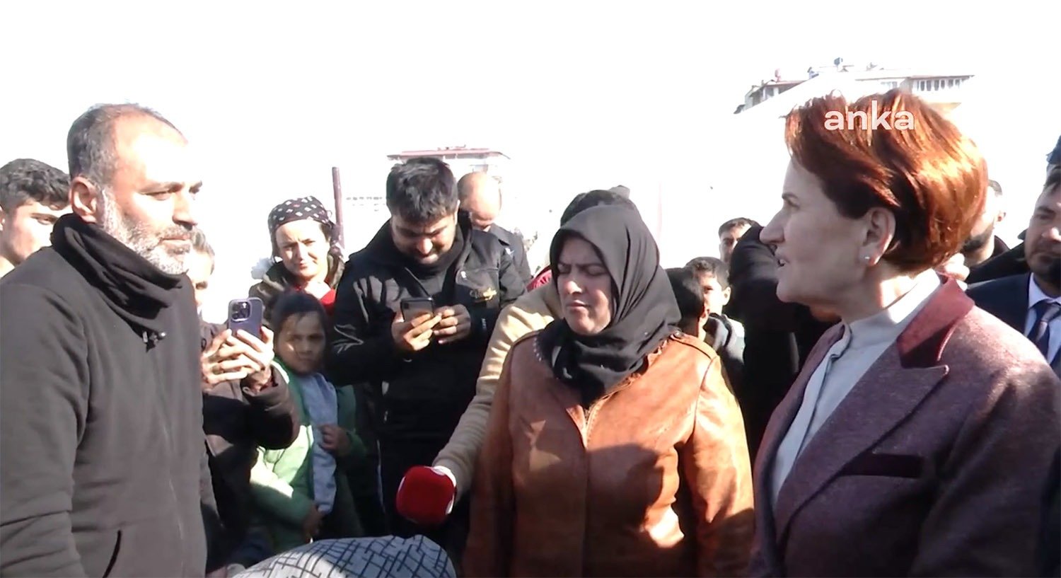 Meral Akşener, Nurdağı’nda Çadırkenti Ziyaret Etti… Akşener’in Dinlediği Depremzede: “Yiyecek Konusunda Bir Sıkıntı Yok. Bizim İstediğimiz Temizlik” İYİ Parti Genel Başkanı Meral Akşener, Kahramanmaraş merkezli depremlerden etkilenen