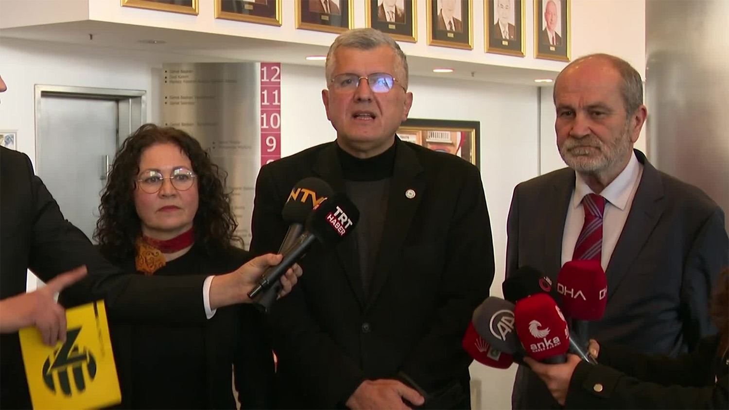 Sol Parti Başkanlar Kurulu üyesi İsmail Hakkı Tombul, parti yöneticileriyle