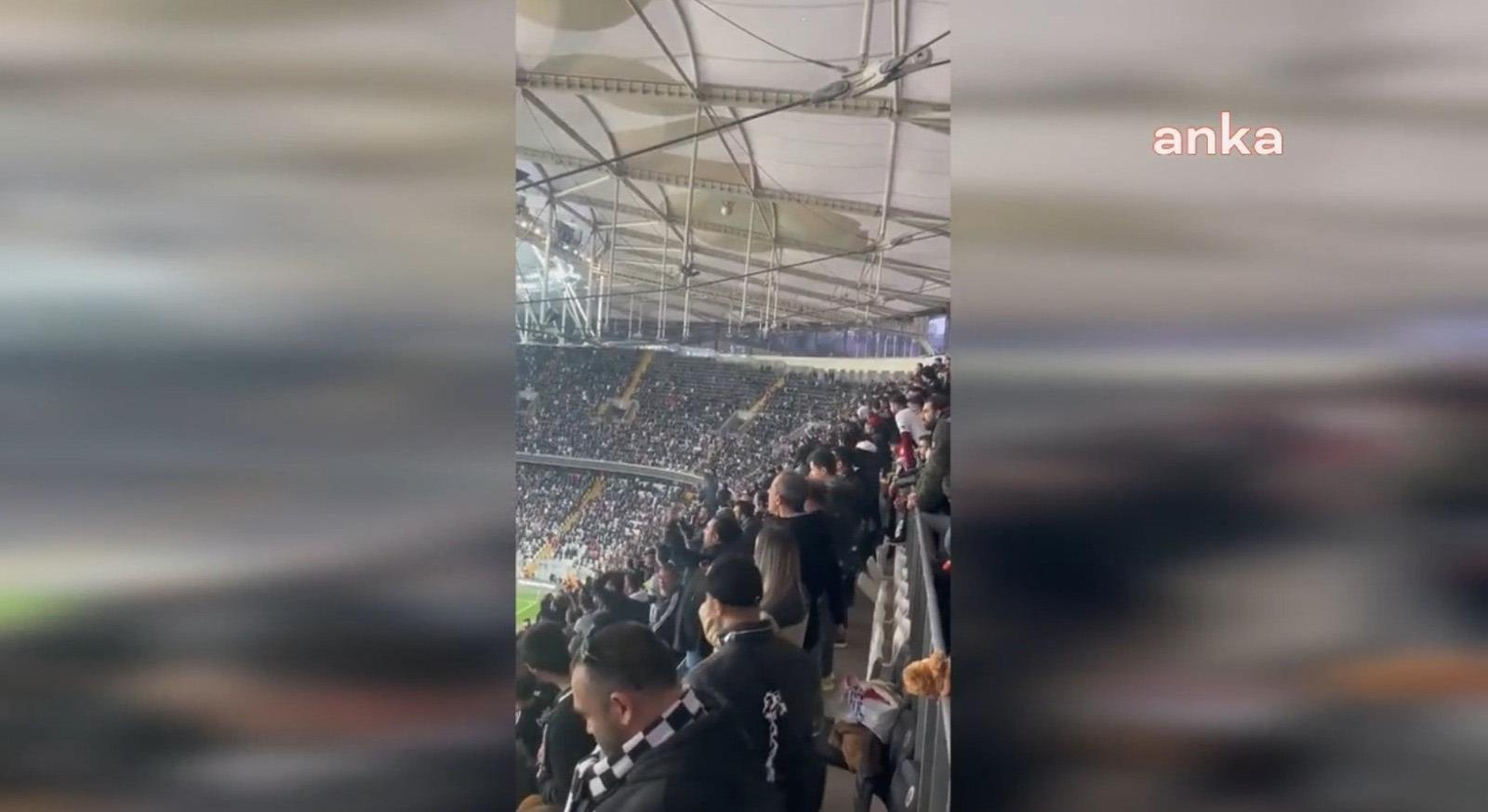 Beşiktaş Taraftarları da “Hükümet İstifa” Sloganı Attı Fenerbahçe taraftarlarının ardından, Beşiktaş taraftarları da tribünde “Hükümet istifa” sloganı