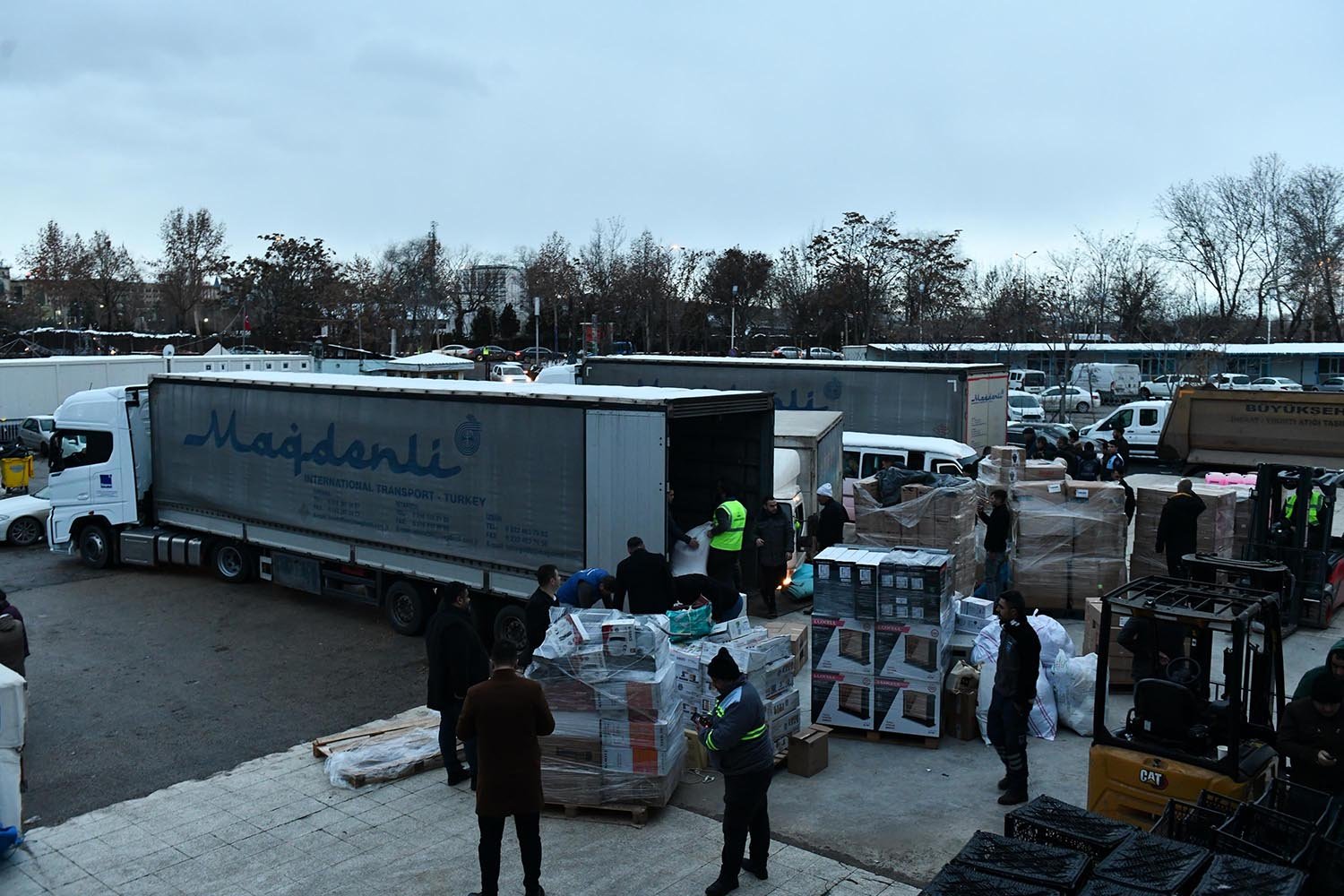 Ankara Büyükşehirin Yardım Kampanyasına Akın Akın Destek Türkiye’nin birçok kentini etkileyen deprem sonrasında tüm birim ve ekipleriyle