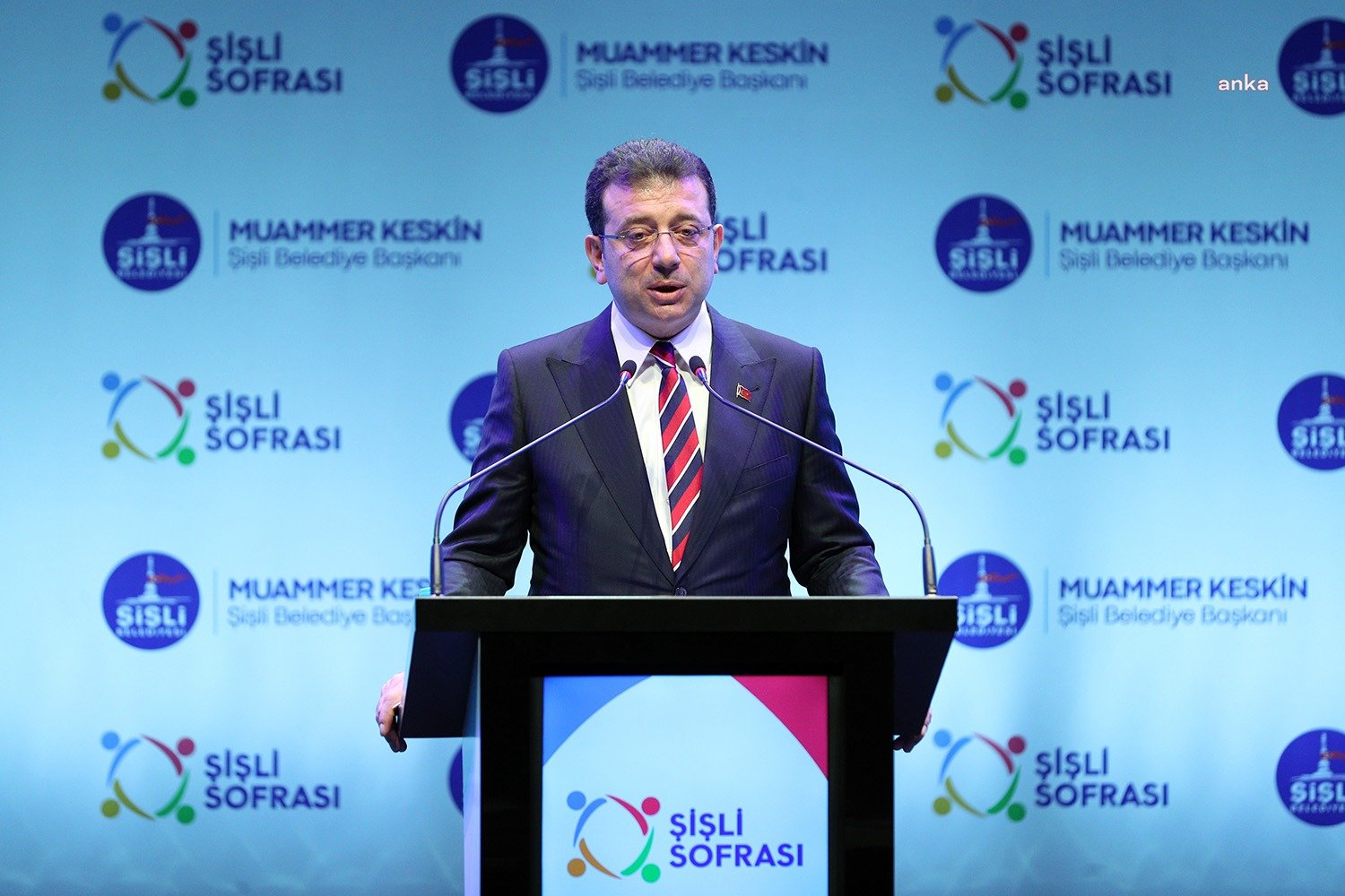 İmamoğlu: “Bir Kişinin İnadı, Milyonlarca Yurttaşımızın Yoksulluk Çekmesine Neden Oluyor” İstanbul Büyükşehir Belediye (İBB) Başkanı Ekrem İmamoğlu, Şişli Belediyesi Sosyal